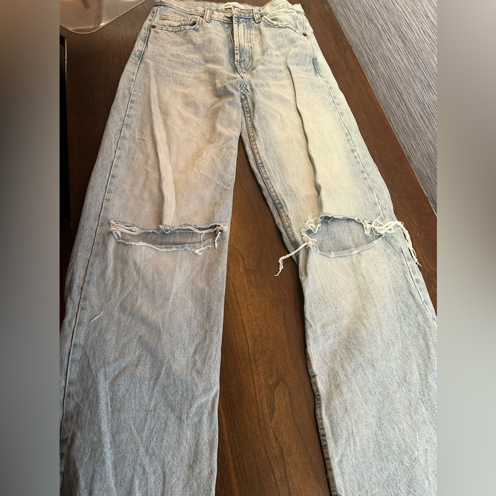 EUC Zara Denim Women Jeans Size 2 Light Blue Wash Distressed